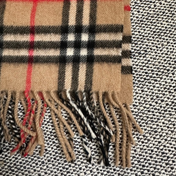 Burberry 100% Cashmere Scarf - Picture 4 of 4